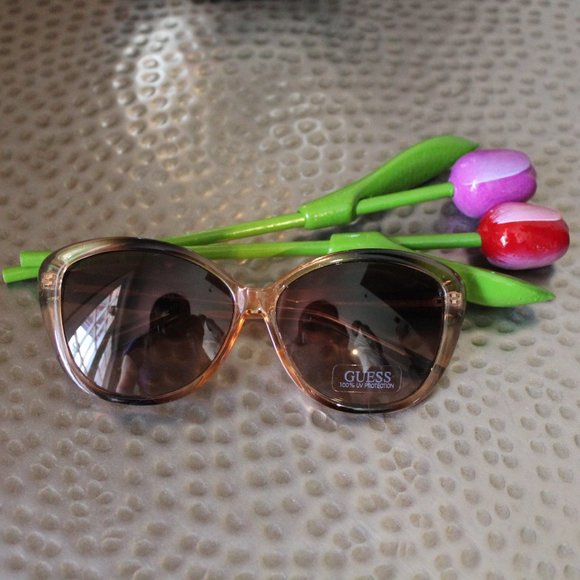Guess Sunglasses NWOT Never Worn
